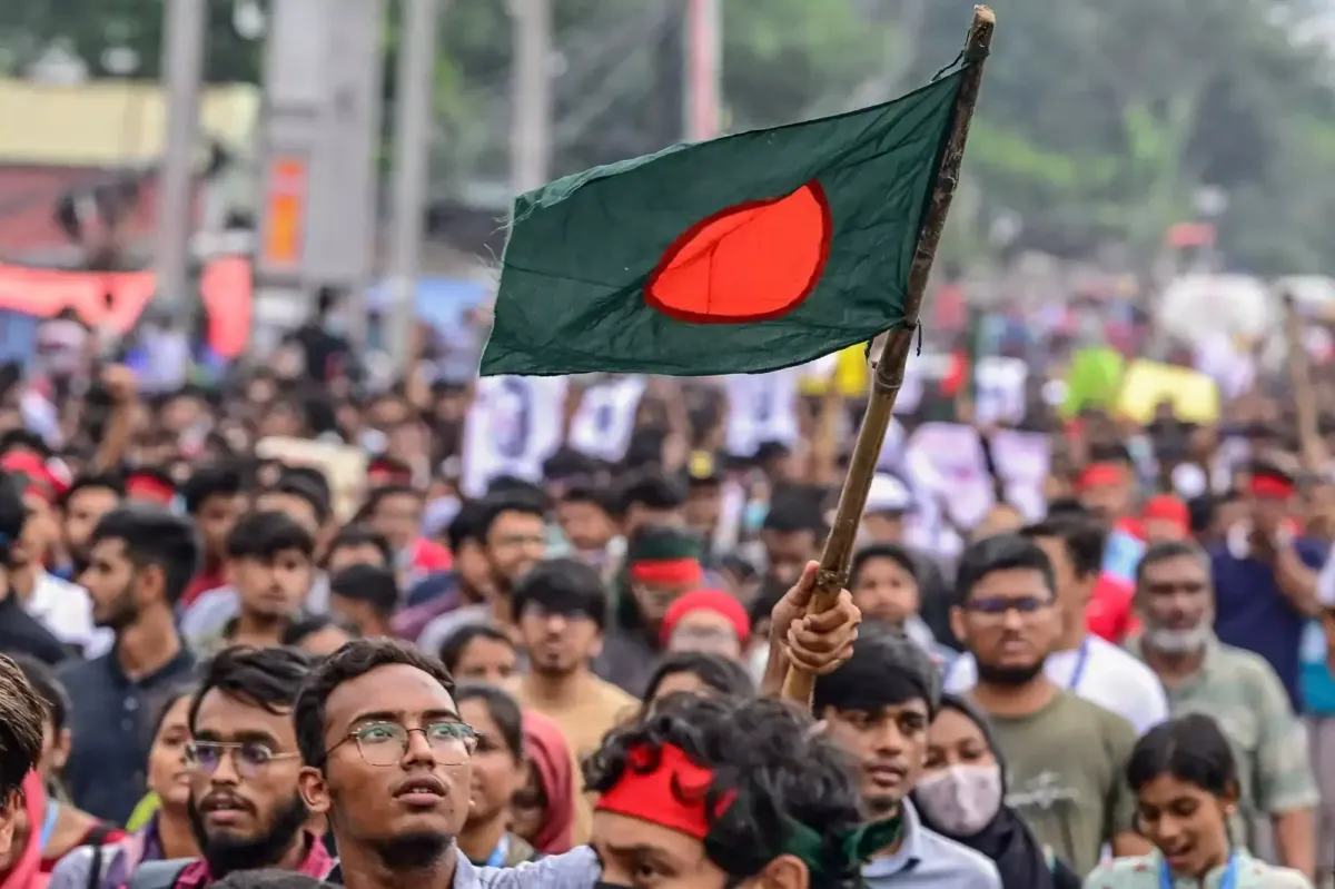 ছাত্র আন্দোলনে বাংলাদেশের পতাকা হাতে বহিরাগত জনতা. Channel i News - চ্যানেল আই নিউজ