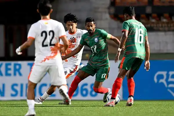 বাংলাদেশ-ভুটান ফুটবল ম্যাচে খেলোয়াড়রা প্রতিদ্বন্দ্বিতা করছে. Channel i News - চ্যানেল আই নিউজ