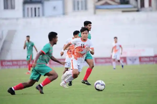 বাংলাদেশের ফুটবল খেলোয়াড়রা ভুটানকে হারানোর জন্য প্রতিদ্বন্দ্বিতা করছে. Channel i News - চ্যানেল আই নিউজ