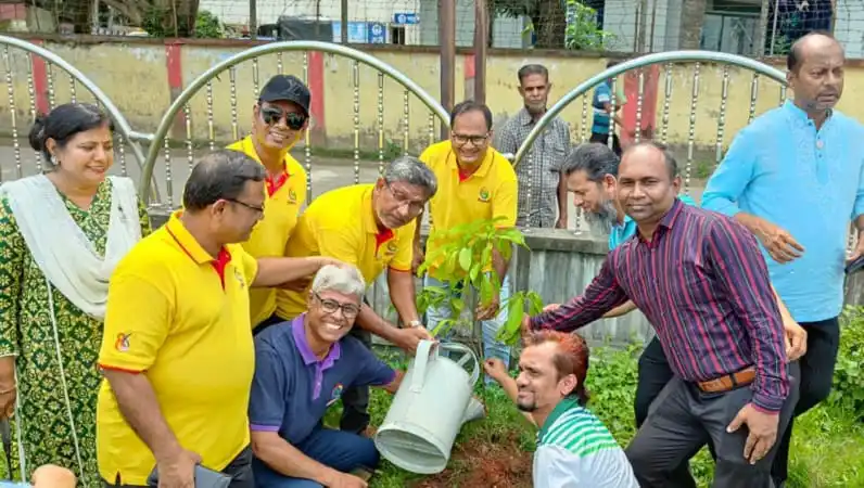 বৃক্ষরোপণ কর্মসূচিতে অংশগ্রহণকারী ব্যক্তিরা গাছের চারা রোপণ করছেন. Channel i News - চ্যানেল আই নিউজ
