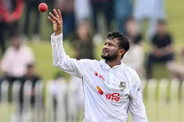 বাংলাদেশের ক্রিকেটার সাকিব আল হাসান বল ছুঁড়ছেন. Channel i News - চ্যানেল আই নিউজ