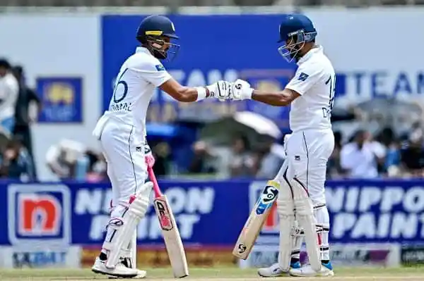ক্রিকেট খেলোয়াড়রা একে অপরের সাথে হ্যান্ডশেক করছে. Channel i News - চ্যানেল আই নিউজ