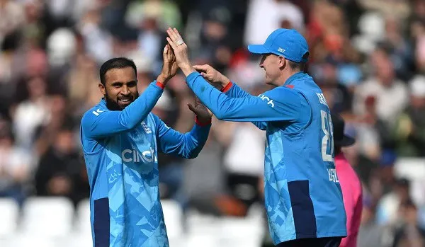 ইংল্যান্ডের ক্রিকেটাররা অস্ট্রেলিয়ার বিরুদ্ধে জয় উদযাপন করছে. Channel i News - চ্যানেল আই নিউজ