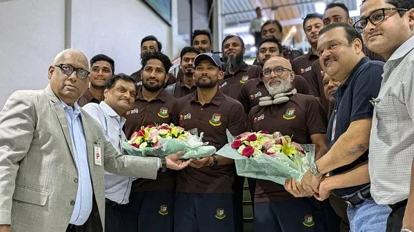 বাংলাদেশ ক্রিকেট দলের খেলোয়াড়রা শুভেচ্ছা ও ফুল গ্রহণ করছে. Channel i News - চ্যানেল আই নিউজ