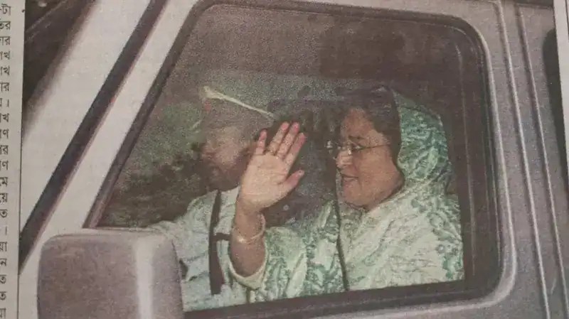 শেখ হাসিনা গাড়ির জানালার কাছে বসে, হাত তুলে শুভেচ্ছা জানাচ্ছেন. Channel i News - চ্যানেল আই নিউজ
