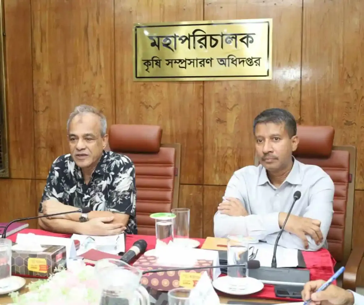 কৃষি উপদেষ্টা বৈঠকে দুইজন কর্মকর্তা আলোচনা করছেন. Channel i News - চ্যানেল আই নিউজ