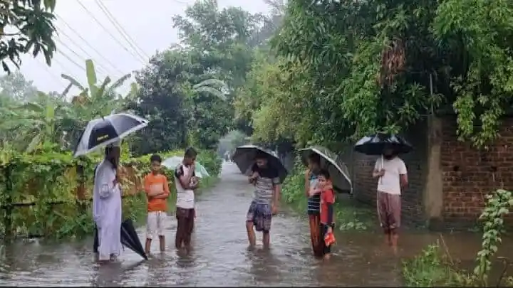 নোয়াখালীতে বন্যার পানিতে ডুবে থাকা মানুষ ও শিশু. Channel i News - চ্যানেল আই নিউজ