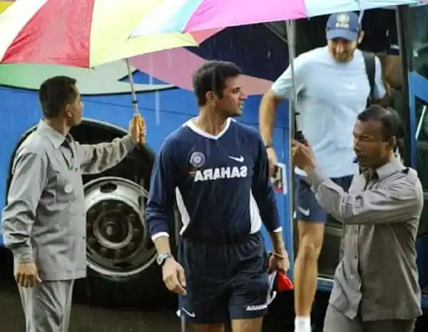 বাংলাদেশ ক্রিকেটার সাকিব আল হাসান বৃষ্টির মধ্যে ভক্তদের সাথে সাক্ষাৎ করছেন।. Channel i News - চ্যানেল আই নিউজ