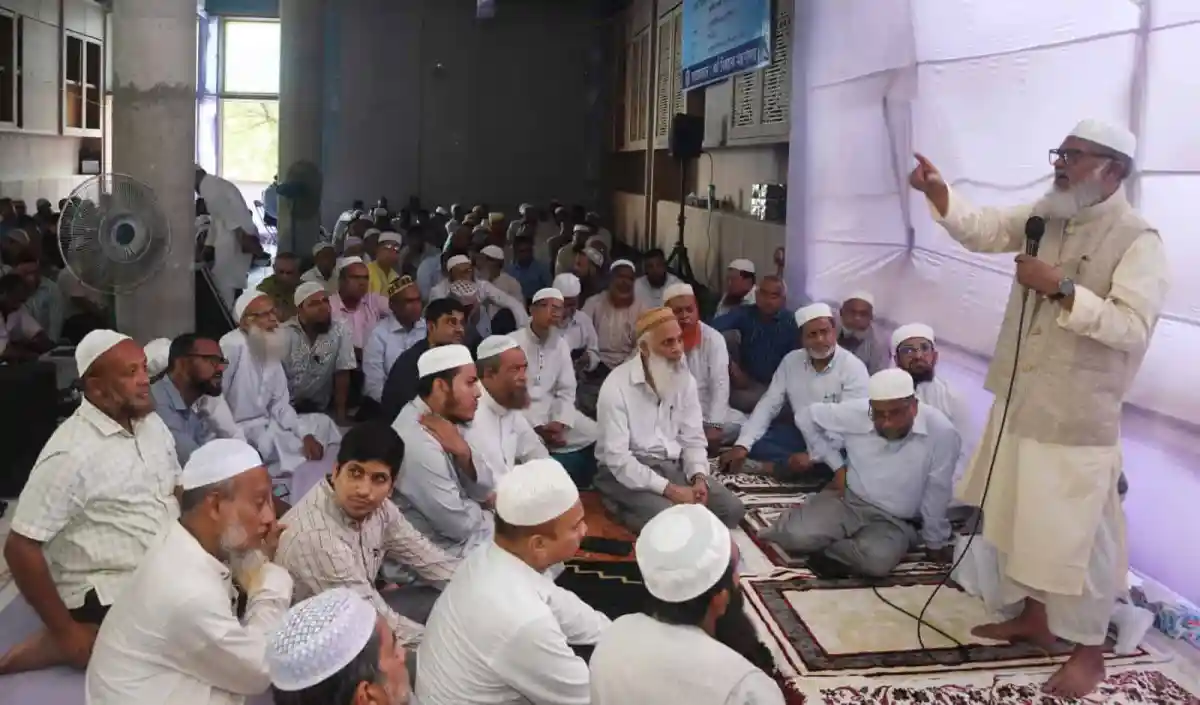 ধর্ম উপদেষ্টা মুসল্লিদের সামনে বক্তব্য দিচ্ছেন, ধর্মীয় আলোচনা চলছে. Channel i News - চ্যানেল আই নিউজ