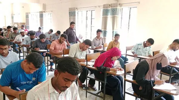 শিক্ষার্থীরা পরীক্ষার জন্য প্রস্তুতি নিচ্ছে, ক্লাসরুমে মনোযোগী. Channel i News - চ্যানেল আই নিউজ