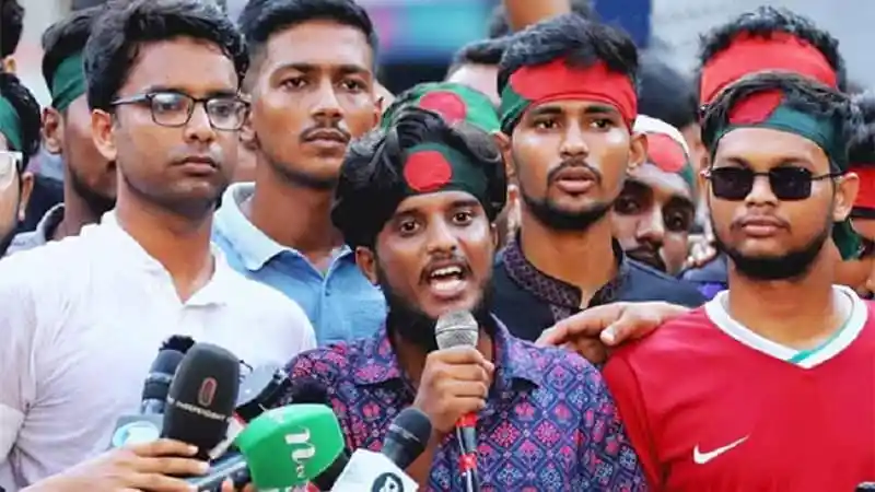 বিক্ষোভকারীরা রাস্তায় দাঁড়িয়ে, যুব নেতা বক্তৃতা দিচ্ছেন. Channel i News - চ্যানেল আই নিউজ