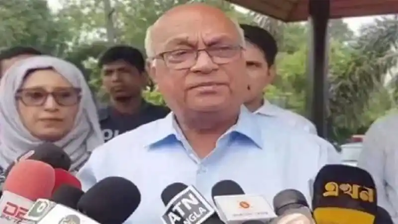 উপদেষ্টা ফারুকের সঙ্গে সাংবাদিকদের সাক্ষাৎকার নেওয়া হচ্ছে. Channel i News - চ্যানেল আই নিউজ