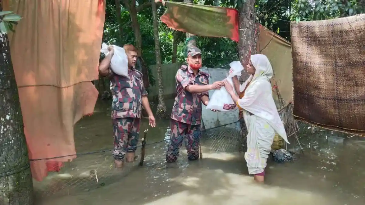 বন্যার্তদের জন্য ত্রাণ ও চিকিৎসা প্রদান করছে বিজিবি সদস্যরা. Channel i News - চ্যানেল আই নিউজ