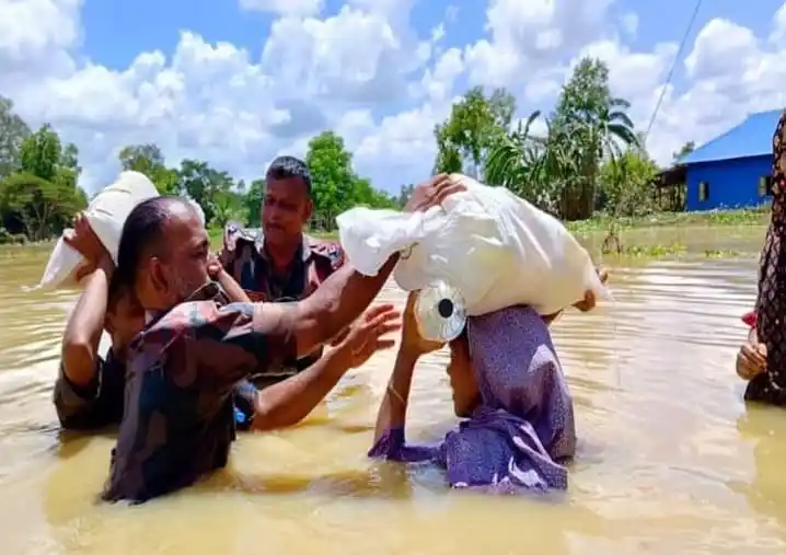 বন্যার্তদের জন্য ত্রাণ বিতরণে বিজিবি সদস্যরা সাহায্য করছে. Channel i News - চ্যানেল আই নিউজ
