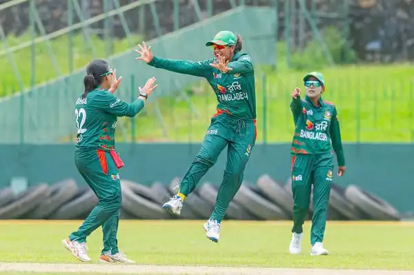 বাংলাদেশ নারী ক্রিকেট দলের খেলোয়াড়রা মাঠে উল্লাস করছে।. Channel i News - চ্যানেল আই নিউজ