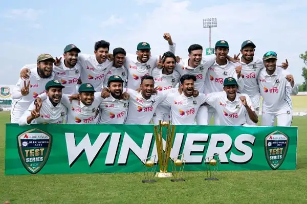 বাংলাদেশ ক্রিকেট দল জিতেছে, তারা ট্রফি ও কাপের সাথে উদযাপন করছে. Channel i News - চ্যানেল আই নিউজ