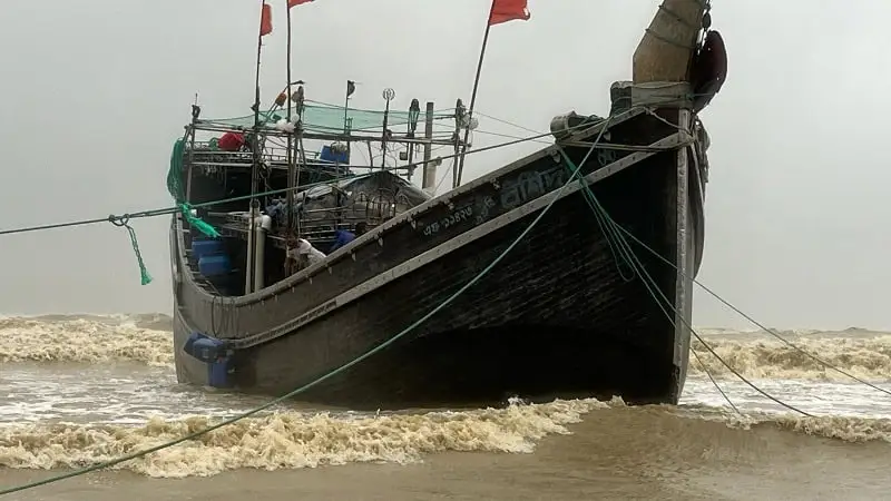 বঙ্গোপসাগরে ডুবে থাকা ট্রলার, উদ্ধার কাজ চলছে. Channel i News - চ্যানেল আই নিউজ