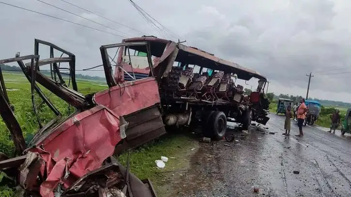 মানিকগঞ্জে বাস-ট্রাকের মুখোমুখি সংঘর্ষের ছবি, আহত ও নিহতের খবর. Channel i News - চ্যানেল আই নিউজ