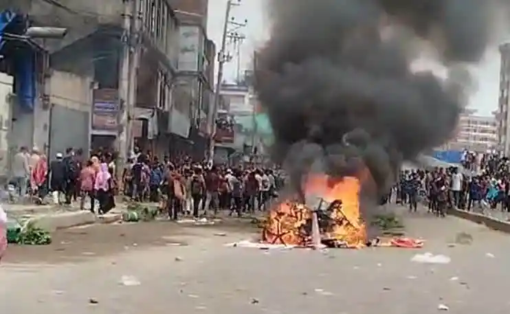 গাজীপুরে শ্রমিকদের বিক্ষোভে আগুন ও ধোঁয়া ছড়াচ্ছে. Channel i News - চ্যানেল আই নিউজ