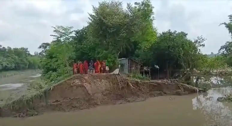 বাঁধ ভেঙে নদীর পানি ছড়িয়ে পড়ছে, গ্রামবাসীরা দেখছেন. Channel i News - চ্যানেল আই নিউজ