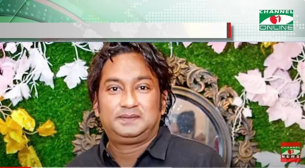 বাংলাদেশের একজন পুরুষ ব্যক্তির ছবি, পটভূমিতে ফুলের সাজসজ্জা।. Channel i News - চ্যানেল আই নিউজ