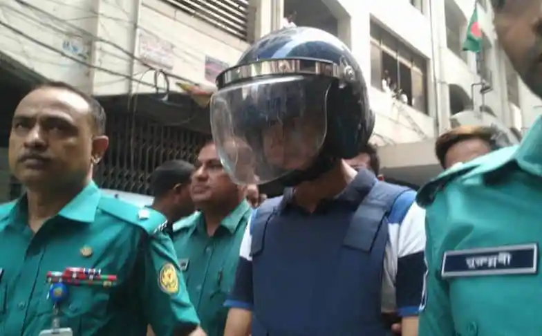যাত্রাবাড়ী থানার ওসি রিমান্ডে থাকা আসামিদের সঙ্গে দেখা করতে যান. Channel i News - চ্যানেল আই নিউজ