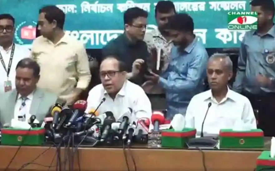 সিইসি হাবিবুল আউয়াল পদত্যাগের পর সাংবাদিকদের সঙ্গে কথা বলছেন. Channel i News - চ্যানেল আই নিউজ