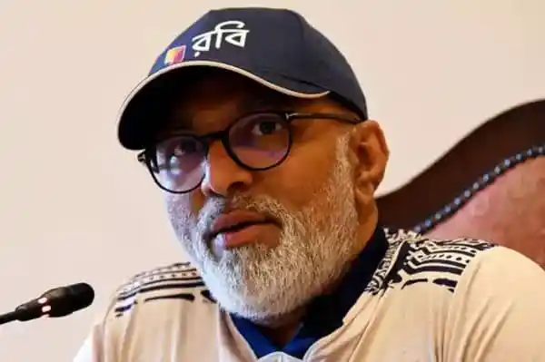 হাথুরুসিংহে বাংলাদেশের ক্রিকেট কোচ, ক্যাপ ও চশমা পরা. Channel i News - চ্যানেল আই নিউজ