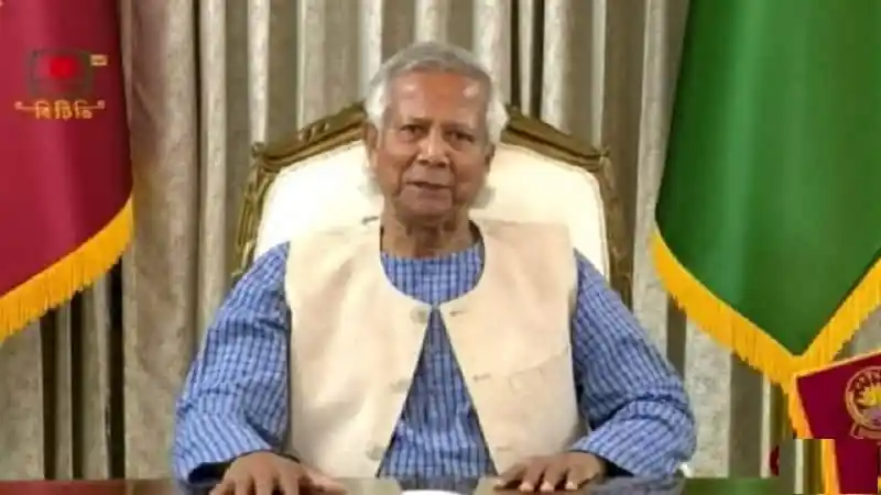 প্রধান উপদেষ্টা জাতির উদ্দেশে ভাষণ দিচ্ছেন, পটভূমিতে বাংলাদেশের পতাকা. Channel i News - চ্যানেল আই নিউজ