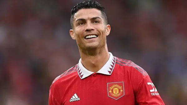 ক্রিস্তিয়ানো রোনালদো ম্যানচেস্টার ইউনাইটেডের জার্সিতে হাসছেন. Channel i News - চ্যানেল আই নিউজ