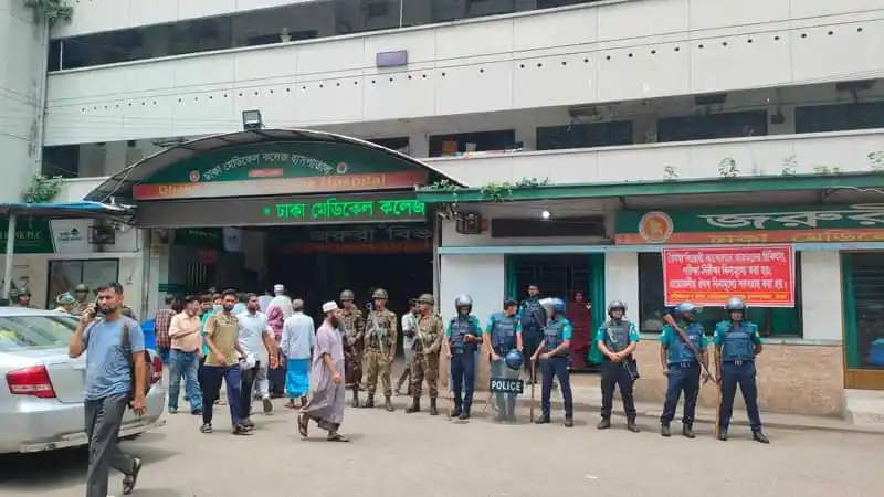 ঢামেকে জরুরি বিভাগে চিকিৎসকদের কর্মবিরতি, রোগীরা অপেক্ষায়. Channel i News - চ্যানেল আই নিউজ