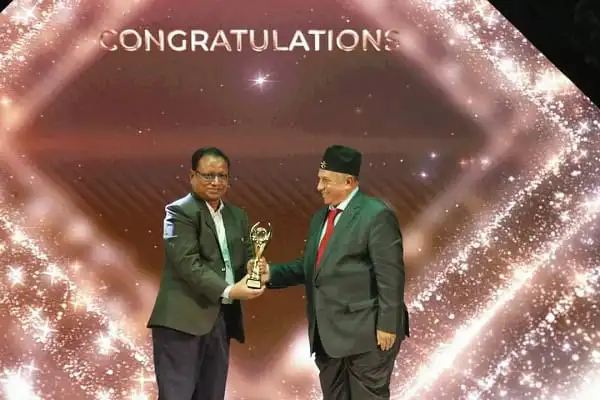 দুলাল মাহমুদ এশিয়া অ্যাওয়ার্ড গ্রহণ করছেন, পুরস্কার বিতরণী অনুষ্ঠান. Channel i News - চ্যানেল আই নিউজ