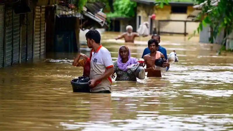 বন্যার পানিতে ডুবে গেছে গ্রামাঞ্চল ও মানুষজন. Channel i News - চ্যানেল আই নিউজ