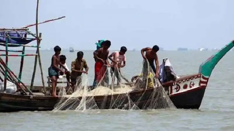 নৌকায় মাছ ধরা অবস্থায় মাছ শিকারিরা. Channel i News - চ্যানেল আই নিউজ