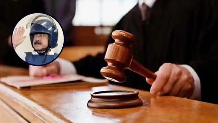 জজের গাউন ও মুকুট হাতে ধরে আদালত কক্ষে ছবি. Channel i News - চ্যানেল আই নিউজ