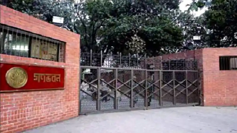 সেনাবাহিনী ক্যাম্পের গেট ও প্রাচীর, নিরাপত্তা ব্যবস্থা দৃশ্যমান. Channel i News - চ্যানেল আই নিউজ