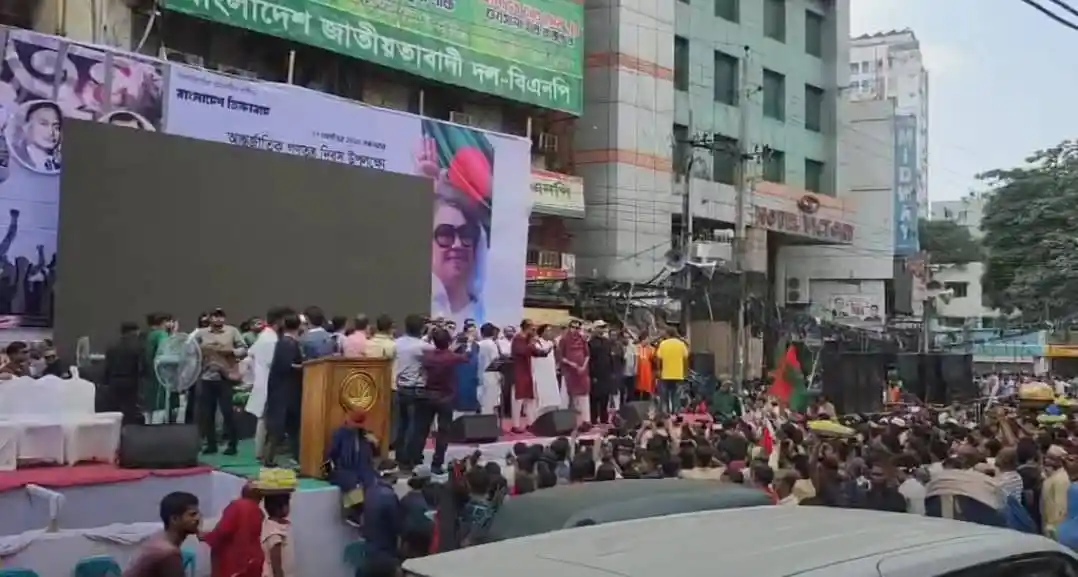 জনসমাগমের মধ্যে চ্যানেল আই অনলাইন এর অনুষ্ঠান চলছে. Channel i News - চ্যানেল আই নিউজ