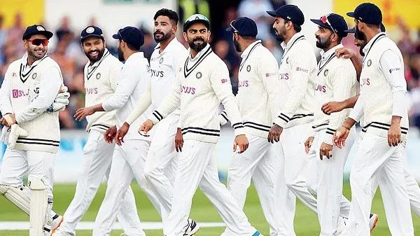 ইংল্যান্ডের ক্রিকেট দল মাঠে হাসিমুখে একসঙ্গে হাঁটছে. Channel i News - চ্যানেল আই নিউজ