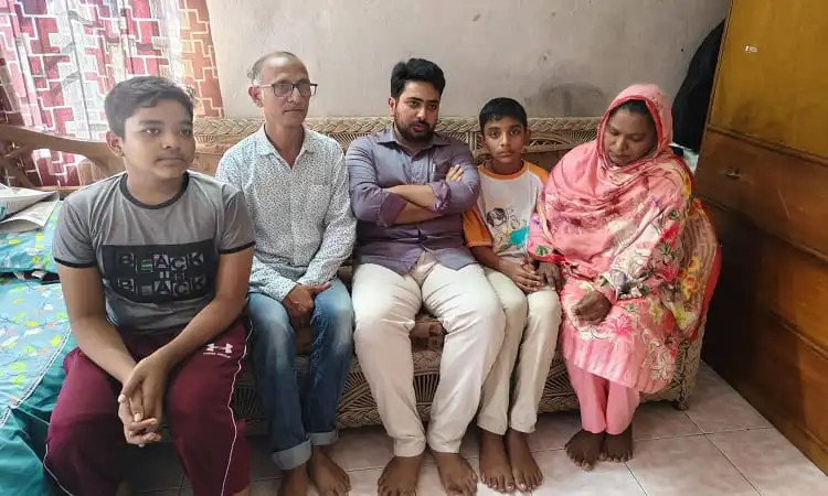শহীদ আহনাফের পরিবারের সদস্যরা বসে আলোচনা করছে. Channel i News - চ্যানেল আই নিউজ