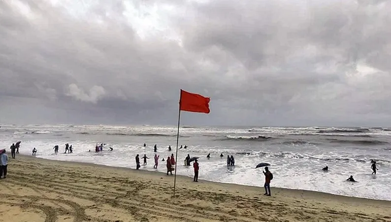 চট্টগ্রাম সমুদ্র সৈকতে সতর্কতা সংকেত, লোকজন সাগরে স্নান করছে. Channel i News - চ্যানেল আই নিউজ