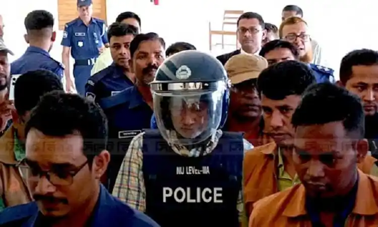 মান্নানের জামিন অস্বীকৃতি নিয়ে আদালত ভবনে আইনশৃঙ্খলা রক্ষাকারী বাহিনী ও সাংবাদিকরা. Channel i News - চ্যানেল আই নিউজ
