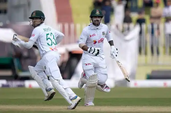 বাংলাদেশ ক্রিকেট দলের খেলোয়াড়রা মাঠে ব্যাটিং করছে।. Channel i News - চ্যানেল আই নিউজ