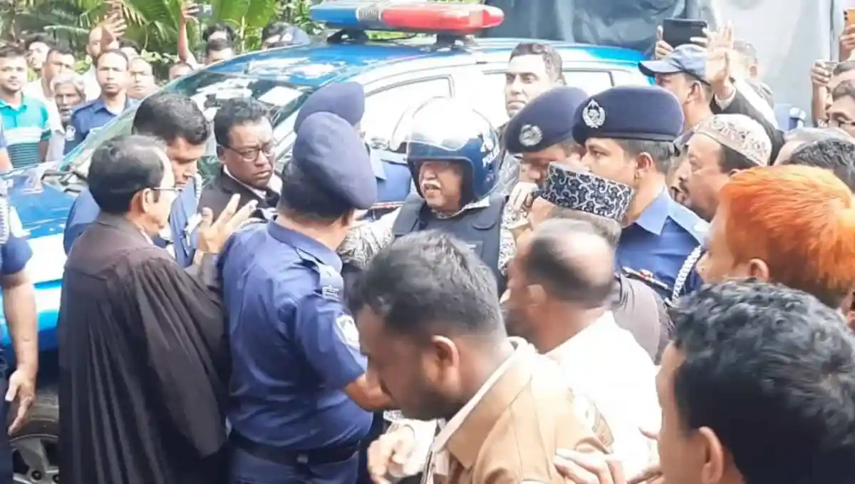 বিচারক ও পুলিশ কর্মকর্তাদের সঙ্গে আইনজীবীদের আলোচনা, বেশ কয়েকজন পুলিশ সদস্য উপস্থিত. Channel i News - চ্যানেল আই নিউজ