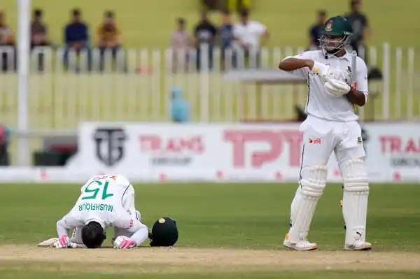 বাংলাদেশ ক্রিকেটাররা মাঠে, একজন আউট হয়ে পড়ে, অন্যজন প্রস্তুত।. Channel i News - চ্যানেল আই নিউজ