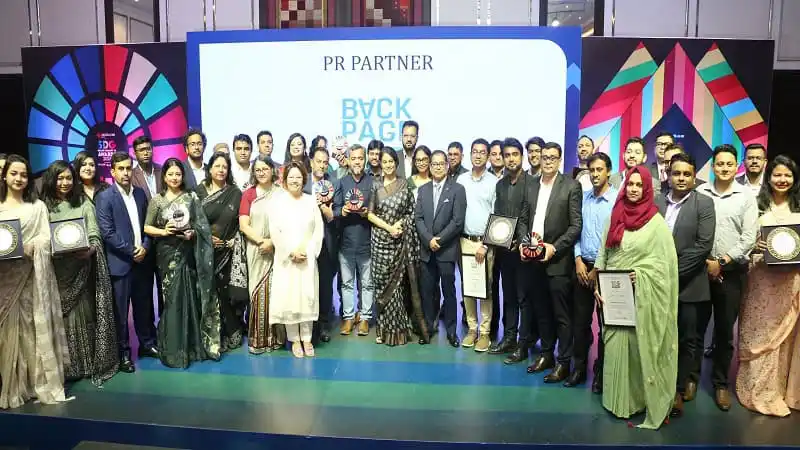 পুরস্কার গ্রহণকারী ও অতিথিদের সমন্বয়ে একটি গ্রুপ ছবি. Channel i News - চ্যানেল আই নিউজ
