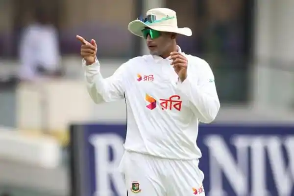 সাকিব আল হাসান ক্রিকেট মাঠে, ক্যাপ ও সানগ্লাস পরেছেন. Channel i News - চ্যানেল আই নিউজ