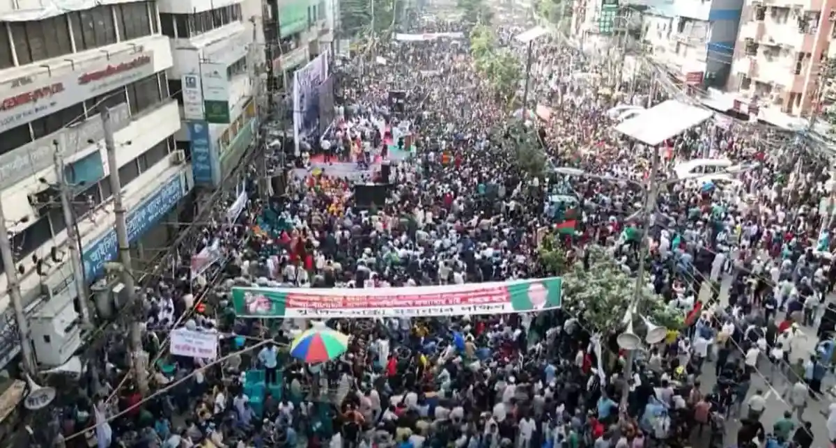 নয়াপল্টনে নেতাকর্মীদের বিশাল জনসমাগম ও স্লোগান. Channel i News - চ্যানেল আই নিউজ