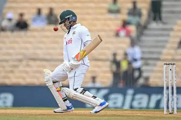 বাংলাদেশি ক্রিকেটার ব্যাটিং করছেন, মাঠে খেলা চলমান. Channel i News - চ্যানেল আই নিউজ