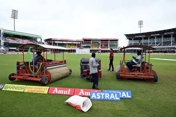 ক্রিকেট মাঠে রক্ষণাবেক্ষণের জন্য রোড কভারিং মেশিনের কাজ চলছে. Channel i News - চ্যানেল আই নিউজ