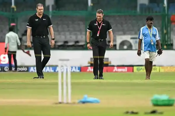 ক্রিকেট মাঠে দুই আম্পায়ার ও একজন খেলোয়াড় উপস্থিত. Channel i News - চ্যানেল আই নিউজ